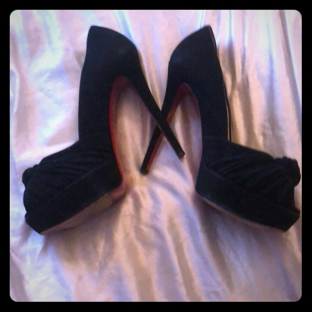 Christian Louboutin’s Knot Peep Toe Heels 💋